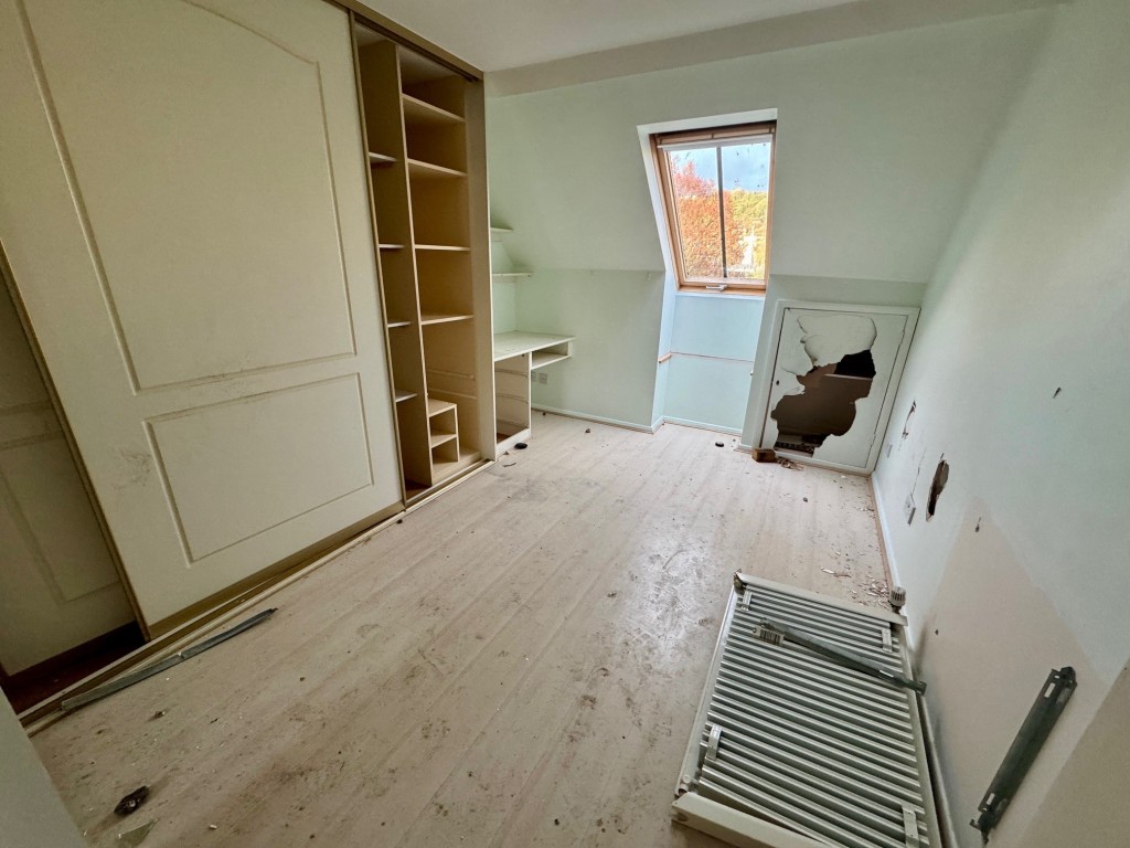Lot: 72 - FORMER DANCE STUDIO AND TWO-BEDROOM FLAT - First floor bedroom 2